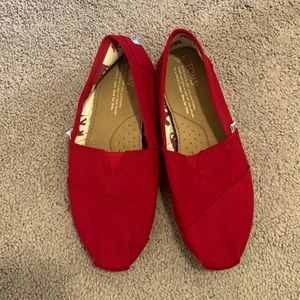Red TOMS size 6